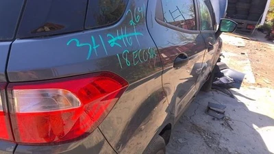 Luz trasera exterior para pasajeros Ford EcoSport 2018-2022 lente roja brillante derecha luz OEM Foto 1 de 4