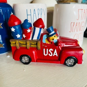 6.25" 4th of July Patriotic Americana Dog in Truck Fireworks Figurine - Imagen 1 de 4
