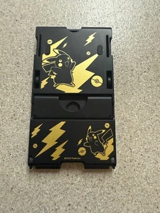 Offizieller Nintendo Switch Spielständer [Pikachu Black and Gold Edition] SAUBER - Bild 1 von 3
