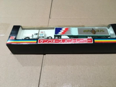 Semirremolque Kenworth blanco Shinsei 1/64 #641 con remolque Navajo. Foto 1 de 3