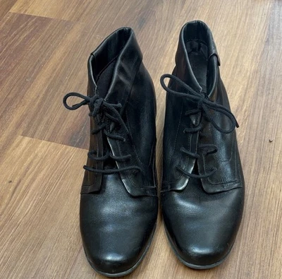 Botas femininas St John’s Bay Kerri de couro preto com cadarço no tornozelo tamanho 9w - Imagem 1 de 4