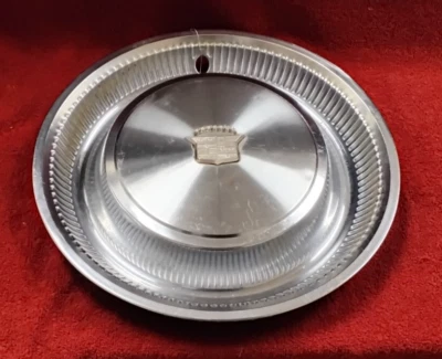 Cadillac Fleetwood, Deville, Calais, 1974, 1975, 1976, tapacubos de fábrica de 15 pulgadas Foto 1 de 4