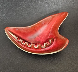 MCM Boomerang Atomic Ashtray Ceramic Footed Red Orange California Style 2917 USA - Picture 1 of 14