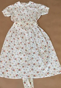 PRETTY VINTAGE YOUNG GIRLS FLORAL CREPE DRESS 1940s SHIRRING - Picture 1 of 4