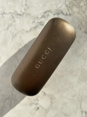 Estuche rígido dorado para gafas/gafas de sol Gucci ·2 Foto 1 de 4