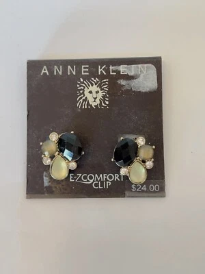 Nuevos pendientes con racimo de piedra en tono dorado de Anne Klein Foto 1 de 4