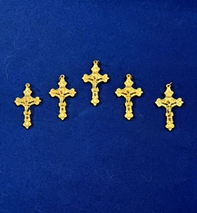 FLEUR-DE-LIS VERZIERTES GOLDKRUZIFIX 2-1/2" x 1-1/8" W IMP aus Italien Lot 5 Stck. NEU - Bild 1 von 4