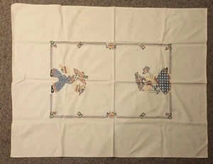 Vintage Stickerei Tischdecke mit lateinischen Figuren und buntem Rand 37x47" - Bild 1 von 2