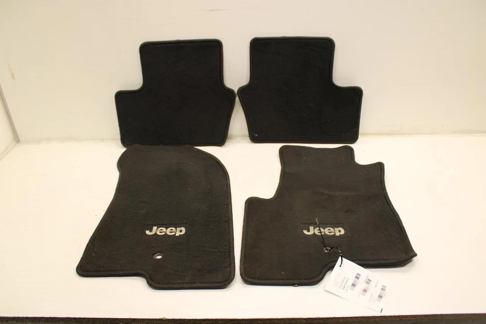 09-16 Jeep Patriot Sport SE FR e RR conjunto de tapetes de assoalho interior 5SN121DVAA - Imagem 1 de 4