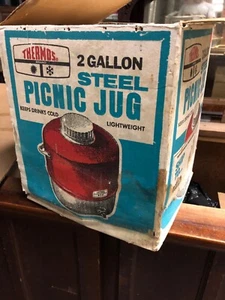 Vintage 1973 Coleman 2 Gallonen rot Metall/weiß Kunststoff Thermoskanne Picknick Kanne & Box - Bild 1 von 9