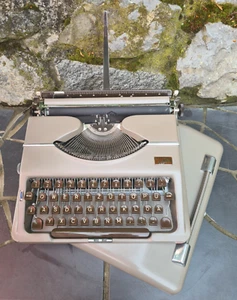- Adler TIPPA - 1950er Jahre / tragbare Schreibmaschine mit Koffer - Photo 1/24