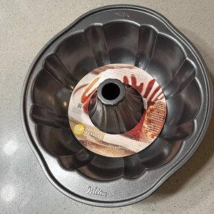 Wilton geriffelte Bundt Pfanne 9 und 1/2" - Bild 1 von 4
