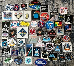 LOTE DE más de 50 pegatinas espaciales vintage de la NASA - empleado del Centro Espacial Kennedy - Imagen 1 de 6