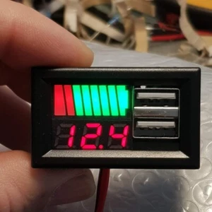 VOLTMETRO DIGITALE LCD 12V DA PANNELLO MOTO,AUTO,CAMPER,BARCA CON 2X USB 5V - Foto 1 di 5