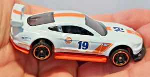 Ford Mustang GT 2018 personalizado '18 suelto fundido a presión Gulf gasolina Hot Wheels - Imagen 1 de 5