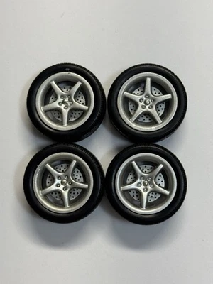 Спортивные широкие ступенчатые колеса и шины 1:18 - Изображение 1 из 4