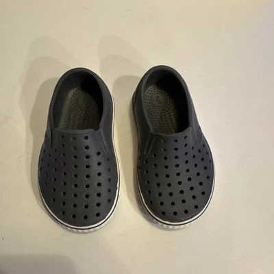 Tamancos preto e branco Native Miles C6 - Imagem 1 de 4