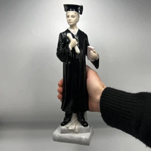 Estatuilla de porcelana estatua estudiante graduación niño marca Pavone coleccionable Italia - Imagen 1 de 8
