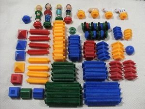 Lot of Bristle Blocks Battat(wheels, parts, people, farm animals & misc.) w/case - Picture 1 of 6