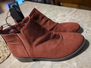 Time& Tru Boots 9 Ankle Booties Low Block Heels Comfort Rust Suede Side Zip - Picture 1 of 8