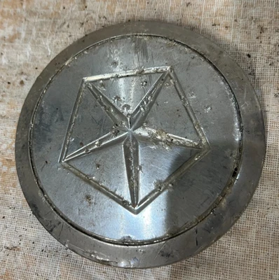 Tapa central de metal vintage Dodge Chrysler Plymouth 4126984 OEM ENVÍO GRATUITO B42 Foto 1 de 4