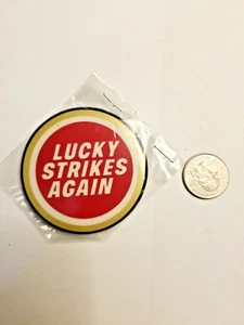 Lucky Strikes Again Cigarette Tobacco Advertising Pinback Button Pin - Foto 1 di 2