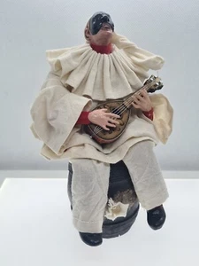 Ferrigno Napoli - Statuina di Pulcinella con mandolino, sulla botte - Alt.15cm. - Foto 1 di 6