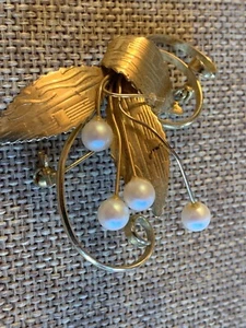 Vintage gold tone metal brooch set with faux pearls - Picture 1 of 4