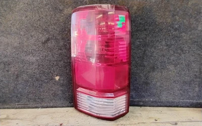 ЛЕВЫЙ ЗАДНИЙ ФОНАРЬ СО СТОРОНЫ ВОДИТЕЛЯ DODGE NITRO 2007-2011 ГОДОВ ВЫПУСКА В СБОРЕ ОТ ОРИГИНАЛЬНОГО ПРОИЗВОДИТЕЛЯ  - Изображение 1 из 4