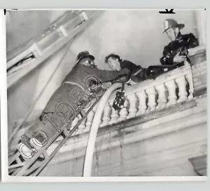 EPIC Fire Rescue Citizen Saved on Ladder PITTSBURGH PA VINTAGE 1959 Press Photo - Picture 1 of 2