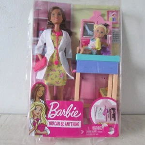 Mattel Barbie Puoi Essere Tutto Pediatra Medico 12" Bambola Playset 2 Bambole i - Foto 1 di 7