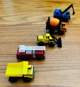 5 Dumper TONKA assortiti ~ camion dei pompieri ~ camion del cemento ~ caricatore anteriore ~ camion rimorchio ~ anni '90 - Foto 1 di 3