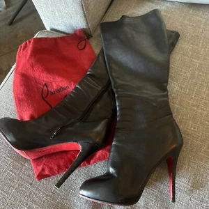 CHRISTIAN LOUBOUTIN Botas Hasta la Rodilla Cuero Negro 39 Usadas con Bolsa para el Polvo - Imagen 1 de 12