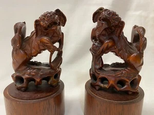 Par de estatuillas vintage de madera tallada a mano de Foo Dog chino en pedestales - Imagen 1 de 12