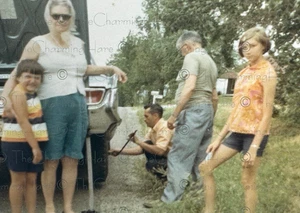 Vintage Foto 1968 Familie Straßenszene Reifenwechsel Kirksville Missouri - Bild 1 von 3