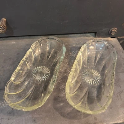 Set of Two Vintage 8" Glass Trinket Dishes Sunburst Pattern Scalloped Edge - Image 1 of 4