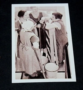 POSTCARD SOCIAL HISTORY,YESTERDAYS BRITAIN,CLEANING LADIES 1938 - Imagen 1 de 2
