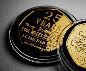 Commemorativo in oro 24 ct 25° compleanno in capsula. Regalo/Regalo. 25 anni - Foto 1 di 11