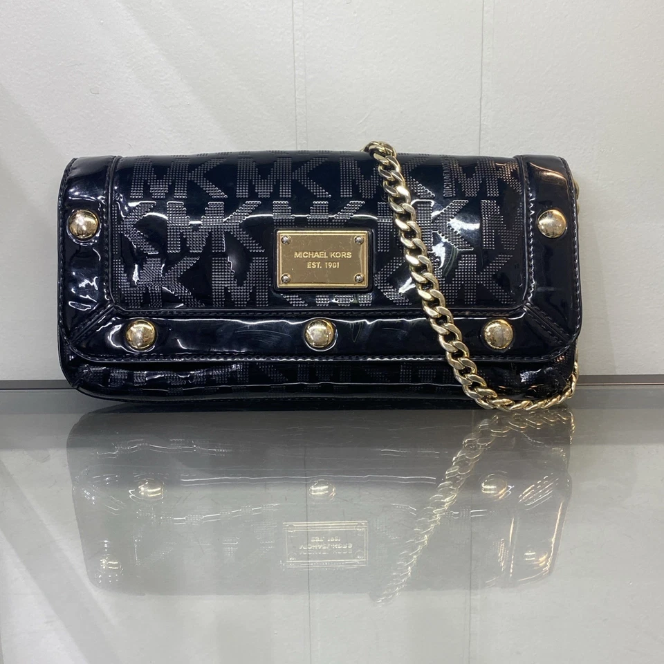 Bolso de mano Michael Kors Delancy de charol negro usado con correa de cadena dorada Foto 1 de 4