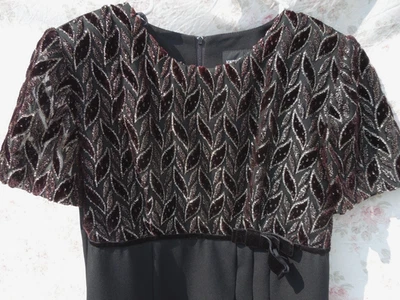 John Roberts, Vestido Negro Ele, Con Granate y Dorado, Cintura Lazo Terciopelo Foto 1 de 4