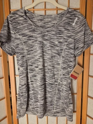 全新带标签女式 REEBOOK 运动灰色/黑色修身 MOISTURE WICK 聚合物 T 恤小号 — 第 1/4 张图片