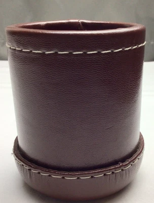 Taza coctelera de dados acanalada de cuero marrón interior acanalado rojo Foto 1 de 4