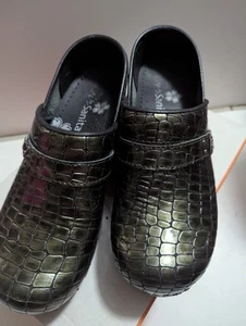 Sanita Sydney clogs 37/7 Olive Shiney Excellent Condition New In Box - Picture 1 of 9