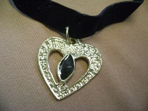 COLLANA GIROCOLLO CUORE TONO ORO SMALTATO 15" VELLUTO NERO!!!! - Foto 1 di 5