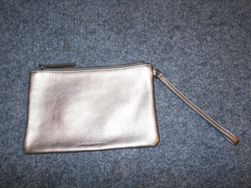 MUÑEQUERA BANANA REPUBLIC LIVE THE PRESENT XO 8,75X5,75 CUERO PELTRE CIERRE CREMALLERA Foto 1 de 3