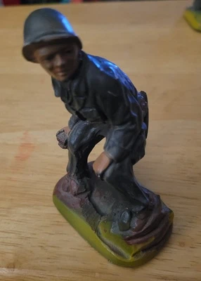 Dos soldados de tiza J.H.Miller vintage de la Segunda Guerra Mundial con granada Foto 1 de 4