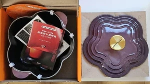 Le Creuset Cocotte fleur 20 cm colore fico limitato con pomello oro scatola esterna INUTILIZZATO - Foto 1 di 24