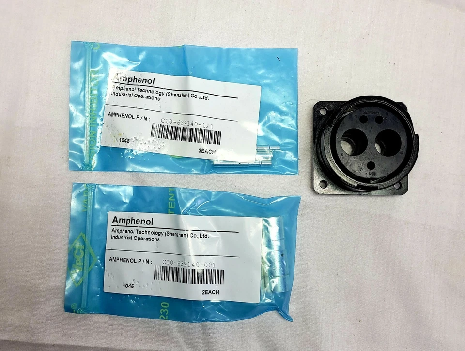 Amphenol 32-13 GTC02R32-15 3 Pin Connector - Image 1 of 4