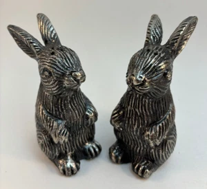 Saleros y pimienta de granero de cerámica conejo peltre conejo de Pascua cabaña de vida silvestre - Imagen 1 de 13