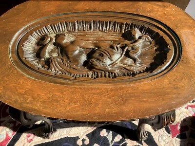 Antigua mesa de centro rara tallada en nogal Foto 1 de 4
